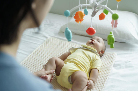 The Benefits of Black and White Mobiles for Newborns: Visual development focus.